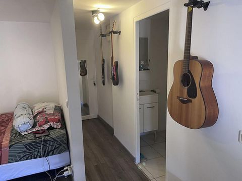 Découvrez ce studio de 25m² (20m² loi carrez), idéalement situé au dernier étage d'une maison de village. Niché dans une impasse paisible, ce bien offre une atmosphère calme et sereine, parfaite pour une personne seule ou un couple. Le studio est dot...