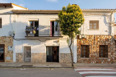 302 Casa adosada de 328 m2 y 277 m2 de parcela con gran patio en Pezuela de las Torres, a 50 minutos de Madrid. Pezuela de las Torres es un municipio madrileño de la comarca natural de la Alcarria de Alcalá, limítrofe con Guadalajara y a 30 km de Alc...