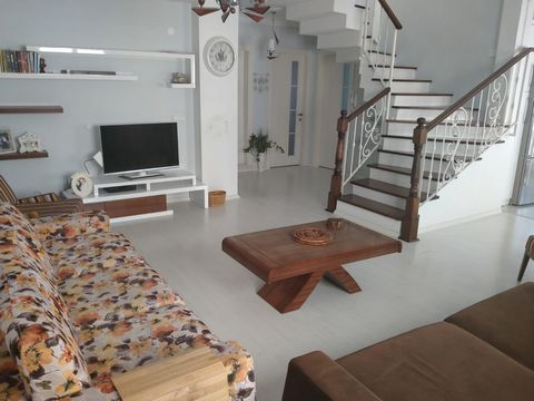 4+1 DACH-MAISONETTE-WOHNUNG ZUM VERKAUF IN KUSADASI TURKMENISCHES VIERTEL ●GROSSE TERRASSE VERFÜGBAR ● WENN SIE ERDGAS AN DER TÜR VERWENDEN MÖCHTEN, KÖNNEN SIE ES NUR MIT HEIZUNG UND ABONNEMENT AKTIVIEREN ● DIE INNENARCHITEKTUR IST MODERN GESTALTET ●...