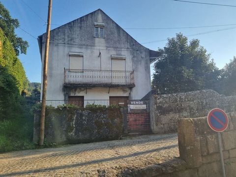 Haus zum Wohnen, in São Paio, nur wenige Minuten vom Zentrum der Stadt Gouveia entfernt. Diese Villa befindet sich direkt neben der Mutterkirche, der römischen Brücke und dem Bach São Paio. Die Villa hat 3 Etagen, verfügt über Abstellraum und Garage ...