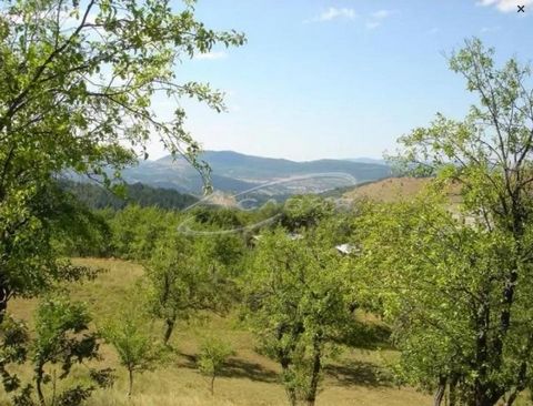 Oferta 12437 - ... - Se vende un terreno en Popishka mahala en Troyan cerca de una carretera cubierta de grava fuerte.La propiedad está regulada y es apta para la construcción residencial.Teléfono de contacto: ... !