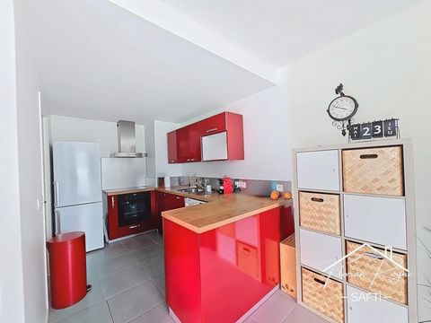 Découvrez ce bel appartement contemporain de 85 m², situé dans un quartier dynamique et en pleine évolution à Bordeaux. Idéal pour les familles ou les jeunes actifs, il offre un cadre de vie confortable et pratique, à seulement 50 mètres du tram. Com...