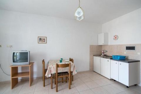 Apartment Boguvila is located in Supetar, a small place on beautiful island Brač, which is best known for the white-pebble beach Zlatni Rat (Golden Cape) which is 45 min ride from the property. Laundry is available for the guests, located in the hous...