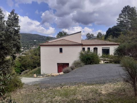 Superb recent villa of 330 m2 on more than 7000 m2 of wooded land with swimming pool, with very beautiful panoramic view of the Aude valley, not overlooked, and close to all shops on foot. The villa is made up of three independent dwellings, all on o...