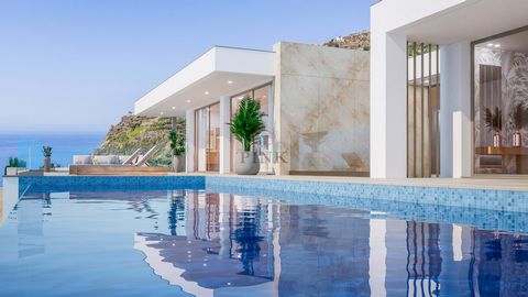 Questa splendida villa di lusso, situata nel prestigioso Arco da Calheta, offre un'esperienza di vita unica, combinando comfort, eleganza e una posizione privilegiata. Costruita su un terreno di 1300m², con una superficie lorda di 770m², questa propr...