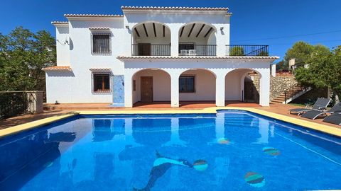 Spectaculaire villa te koop in Oliva met uitzicht op zee en voldoende ruimtes! We presenteren deze prachtige villa gelegen in de exclusieve urbanisatie Tossal Gros, Oliva, Valencia. Met een bebouwde oppervlakte van 468 m² op een perceel van 1307 m² i...