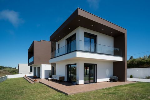 Willkommen in Ihrem Traumhaus in der ruhigen Küstenstadt Ericeira, Portugal. Dieses moderne, freistehende Einfamilienhaus, das 2022 erbaut wurde, verkörpert die Essenz von ruhigem Luxus und modernem Familienleben. Perfekt gelegen, um einen atemberaub...