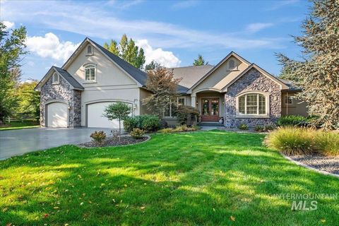 Entdecken Sie Eleganz und Raffinesse in diesem wunderschönen, maßgeschneiderten Haus, das sich in den begehrten Lockwood Estates in der Nähe der Innenstadt von Eagle befindet. Durchdacht gestaltet mit einem geräumigen und funktionalen Layout. Großer ...