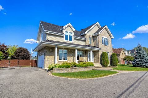 Idéalement située près de tous les services et à proximité des autoroutes, cette maison combine tranquillité et accessibilité. Soyez les prochains à profiter de ce style de vie et de cette vue imprenable sur la rivière, tous les jours. Belle maison à...