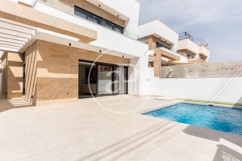 Chalet independiente completamente amueblado de diseno Haus möbliert von 117 m2 mit Terrasse und Ausblicke Im Großraum von Villamartín - Orihuela Costa - Las Filipinas, Orihuela. Die Immobilie hat 3 Zimmer, 3 Bäder, Pool, Parkplatz, Klimaanlage, Einb...