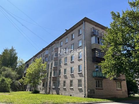 1697571 В прямой продаже очень теплая, чистая, светлая квартира в кирпичном доме, окна выходят в зелёный двор. Квартира свободна, никто не прописан. Газовая колонка на кухне. Паркет на полу в хорошем состоянии. Установлены хорошие окна. Дом расположе...