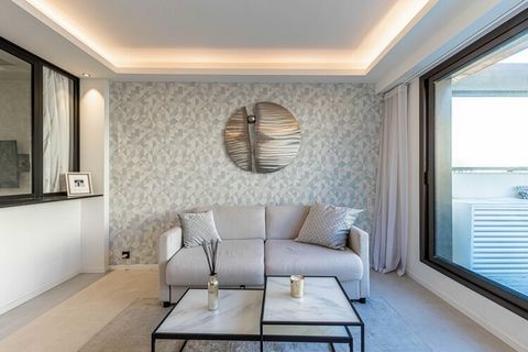 Dit fantastische appartement ligt in het stadscentrum en biedt u een ideale locatie en comfort voor uw verblijf in Cannes. - Met het vliegtuig: luchthaven Nice ligt op 30 minuten van Cannes - Privéchauffeur vanaf luchthaven Nice: Reservering op aanvr...