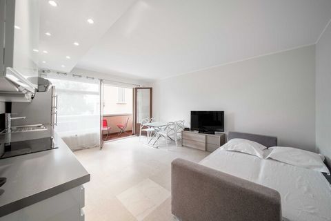 Prachtig appartement voor 6 personen, ideaal gelegen op 1 minuut lopen van de Croisette en de Rue d'Antibes. - Met het vliegtuig: luchthaven Nice ligt op 30 minuten van Cannes - Privéchauffeur vanaf luchthaven Nice: Reservering op aanvraag - Met de a...