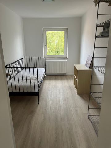 Wir vermieten zwei Zimmer in frisch sanierter WG in Essen-Altendorf. - ca. 2km zur Uni - ca. 5km zur Messe Essen Küche, Gemeinschaftswohnzimmer und Bad komplett ausgestattet. Waschmaschine im Keller. Die WG-Zimmer sind ausgestattet mit: - Bett - TV -...