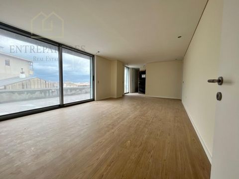 Nouvelle résidence privée dans le centre-ville d'Espinho. Appartements avec de grandes surfaces, des finitions de haute qualité et avec un design moderne et fonctionnel. Cet appartement est situé au 4ème étage, avec 72 m2 de terrasses et deux places ...