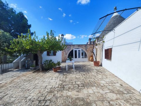 PUGLIA - MARTINA FRANCA (TA) - Valle d'Itria Immersa nello splendido scenario delle campagne della Valle d'Itria, a pochi chilometri da Martina Franca, proponiamo in vendita una singolare villa caratterizzata da incantevoli trulli integrati in una co...