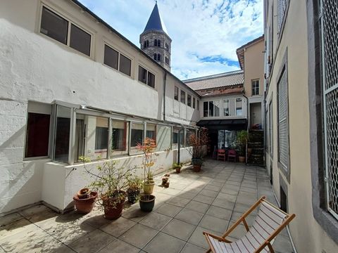 Le Cabinet Coubertin vous propose, à Clermont-Ferrand secteur Delille, au calme et proche de toutes commodités, un duplex T4 de 119 m2, au 1er étage. Cet appartement/maison de charme comprend, Au rez-de-chaussée : - Trois chambres dont une avec salle...