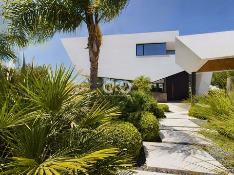 Indrukwekkende eigentijdse villa gelegen op de toplocatie van Porto de Mós in Lagos.Op slechts 300 meter van het strand en op 5 minuten rijden van het centrum van Lagos biedt deze gloednieuwe villa hoogwaardige materialen, afwerkingen en prachtige tu...