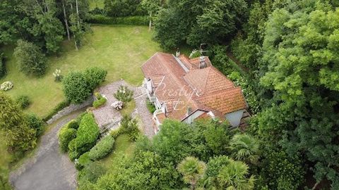 Charme et authenticité pour cette magnifique propriété de style cottage datant des années 1850. Entourée d'un terrain en position dominante d'environ 2600m², paysagé, sa belle terrasse et sa vue dégagée ne pourront que vous séduire. Séjour d'environ ...