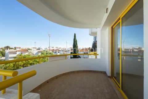 Fantastische Wohnung in der Nähe des Yachthafens von Vilamoura in einer geschlossenen Wohnanlage. Diese Wohnung mit Tageslicht wurde komplett renoviert, mit neuer Beleuchtung, Vinylboden und Geräten in der Küche, mit einem geräumigen Wohnzimmer mit v...