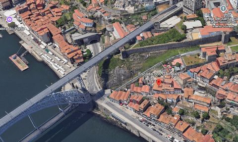 Cet appartement T1 de 57m² est situé dans les emblématiques Escadas dos Guindais, l'un des quartiers les plus privilégiés et historiques de Porto. Situé en plein cur de la ville, le bien se trouve entre la partie haute et le quartier de la Ribeira, à...