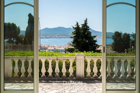 Nur wenige Gehminuten vom Dorf entfernt, bietet diese Villa im provenzalischen Stil einen wunderschönen Meerblick mit Blick auf Sanary. Die Räumlichkeiten bieten großzügige Volumina mit einer Wohnfläche von ca. 300 m2. Der Eingang öffnet sich zu eine...