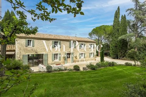 Niché au cœur du Parc Naturel Régional des Alpilles, ce mas ancien rénové avec goût offre un cadre de vie exceptionnel, alliant charme provençal et confort moderne. D’une surface de 250 m², cette propriété lumineuse et spacieuse dispose de 5 chambres...