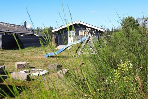 Esta acogedora casa de campo de Blokhus en la costa oeste se encuentra en una tranquila zona de casas de campo. En el exterior encontrará un bonito spa y una ducha. La cabaña es luminosa y acogedora y tiene mucho espacio para 8 personas. La cocina es...