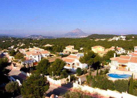 Grondstuk te koop in Javea. La Cala in Javea is een urbanisatie met luxe villa's op kavels van minimaal 1.000 m2. De wijk ligt in het dennenbos aan de weg naar de vuurtoren van Cabo de la Nao (meest oostelijke punt van het schiereiland).  Een project...