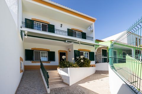 Kom en ontdek dit 5-kamerhuis, met garage en tuin, gelegen in de Algarve, in Salir, dicht bij Loulé en op 15 km van Vilamoura. Het ligt in het kleine stadje Renda en heeft verschillende diensten in de buurt, namelijk: de Jafers-supermarkt, Drogaria C...