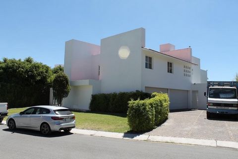 Hermosa residencia ubicada en el mejor y prestigiado fraccionamiento dé Querétaro El Campanario Residencial & Golf Situada en una calle que le brinda la mayor privacidad a la residencia además de los detalles del proyecto arquitectónico, el inmueble ...