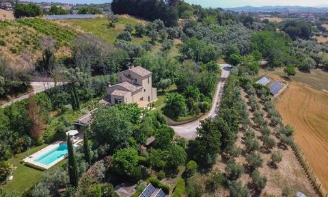 Wenn Sie bereit sind für eine Abwechslung, eine ruhigere Art, in der italienischen Landschaft zu leben, wo die Tage im Dunst von gutem Essen, kalten Getränken am Pool und langsamen Spaziergängen im Schatten der Bäume vergehen, dann sind Sie genau ric...