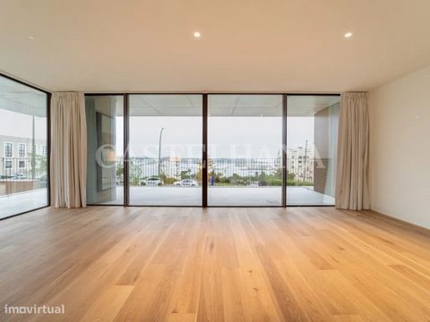 Apartamento T2 com 205 m2 de área total, 87m2 de área de varandas e uma das melhores vistas da cidade do Porto - inserido no empreendimento Miramar Tower - projeto arquitetura de um dos mais conceituados gabinetes de arquitetura do país - OODA. Com u...