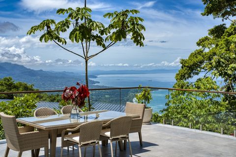 Erleben Sie Luxus und Ruhe auf den Costa Verde Estates, einer prestigeträchtigen Enklave in den malerischen Bergen von Escaleras, Dominical, Costa Rica. Dieses Refugium ist nicht nur ein Zuhause, sondern ein Lebensstil, der unvergleichliche Gelassenh...