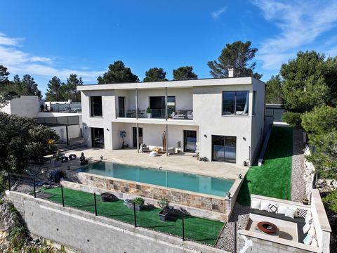 Aux portes d’Avignon, à 5 minutes de l’autoroute A8, 15 minutes de la gare TGV, cette splendide Villa Contemporaine aux espaces inversés avec Vue Panoramique sur le Mont Ventoux et les Dentelles de Montmirail est située sur à l’entrée de Vedène. Vous...