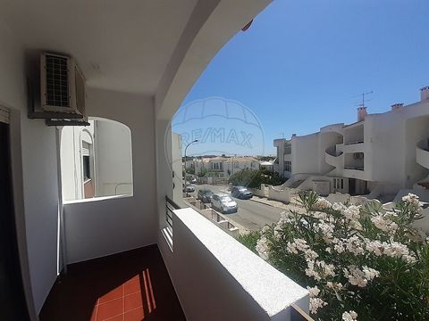 IMÓVEL ABRANGIDO PELOS BENEFÍCIOS FISCAIS DE CASA PRÓPRIA COM ISENÇÃO DE IMT E IS PARA JOVENS ATÉ AOS 35 ANOS. DISPONÍVEL PARA MAIS ESCLARECIMENTOS! Apartamento T2 situado em zona tranquila da cidade de Albufeira. O imóvel é composto por uma primeira...