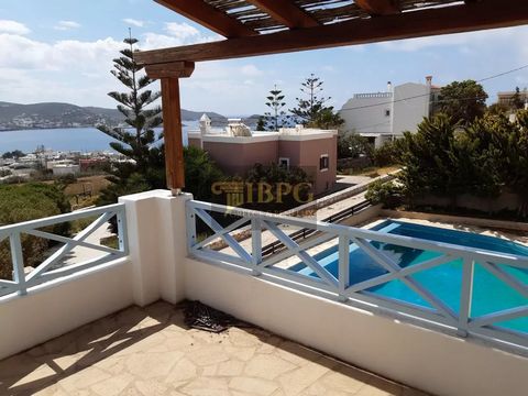 Deze indrukwekkende villa van 280 m² is gelegen in de wijk Finikas in Syros, op een terrein van 800 m², en biedt een unieke luxe-ervaring met vrij uitzicht op de zee, de baai van Finikes en het pittoreske dorpje Posidonia. De villa bestaat uit drie h...