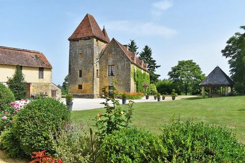 24200 MARCILLAC SAINT QUENTIN. Domaine Prix de vente : 1 289 000 euros (Honoraires : 3.99% TTC inclus charge acquéreur soit 700 000 euros hors honoraires). Située dans le Périgord Noir, à 7kms de Sarlat et 19 kms de Montignac Lascaux, cet ancien chât...