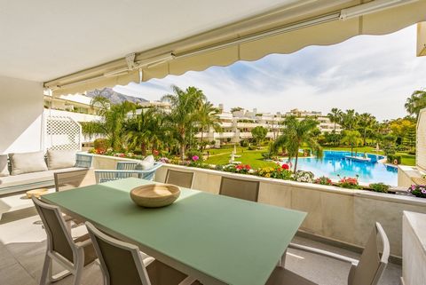 , Nueva Andalucía, Costa del Sol. 2 Slaapkamers, 3 Badkamers, Bouwoppervlakte 119 m², Terras 36 m². Ligging : Eerstelijns golf, Dichtbij haven, Dichtbij winkels, Dichtbij zee, Jachthaven. Zonorientatie : Zuidoost. Huidige Staat : Uitstekend. Zwembad ...