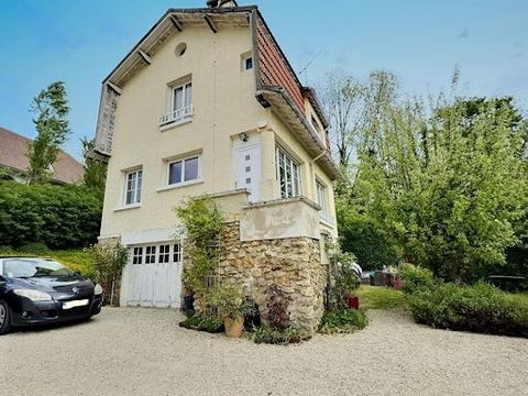 COULOMMIERS - 77120 - Idéalement située proche du centre ville et des écoles, venez découvrir cette charmante maison de caractère édifiée sur un sous-sol total, qui vous séduira par sa luminosité, ses parquets massifs et ses pierres meulières. Au 1er...