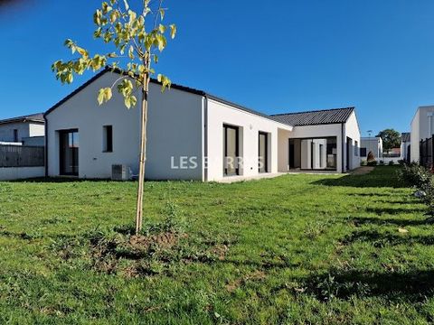 Cholet, new house for sale. 49300 CHOLET. New single storey house in the EAST sector of CHOLET with RE 2020 standards, superb services, close to school, shops and places to walk. It consists of an entrance with cloakroom, a large, very bright living ...