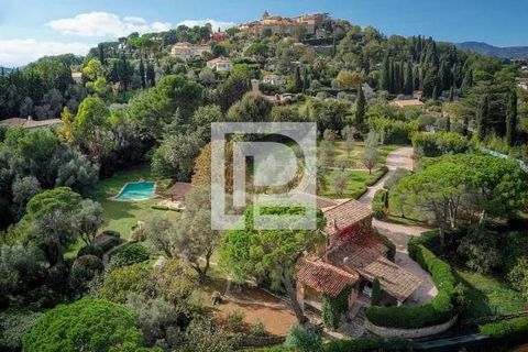 Just a few steps away from Mougins village, this property is composed of a mansion house, a guest house, a caretaker's cottage and numerous outbuildings, set in more than a hectare of perfectly landscaped gardens. This early 20th-century residence cu...