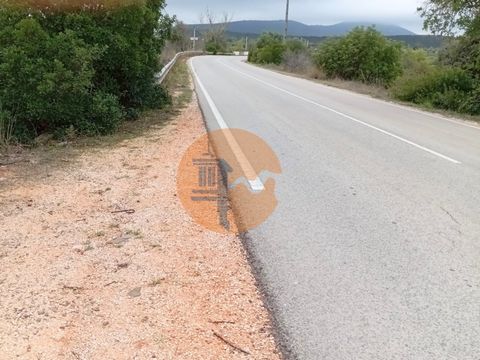 Terrain rustique, d'une superficie de 8 150 m2. Ce terrain a un très bon accès, eau et électricité sur place, route asphaltée menant au terrain. A 5 minutes du village de Santa Catarina da Fonte do Bispo. Laissez libre cours à votre imagination et ré...