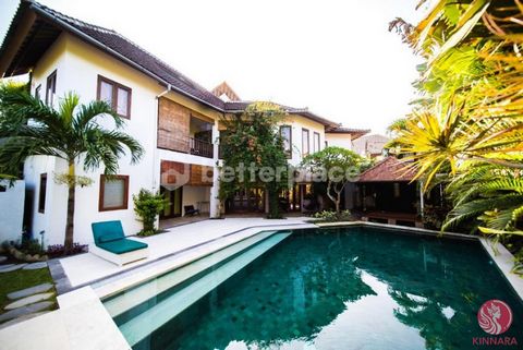 Esta impresionante villa de 6 dormitorios, ubicada en el corazón de Echo Beach, Canggu, ofrece la combinación perfecta de arquitectura tradicional balinesa con comodidades modernas. Rodeada de exuberante vegetación tropical y a pocos pasos de la play...