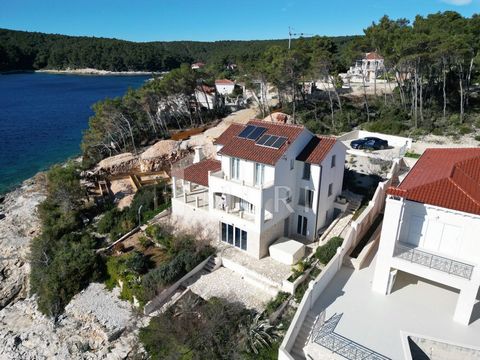 Diese luxuriöse Villa befindet sich in der wunderschönen Bucht Tri Porte auf der Insel Korčula. Mit einer Fläche von 220m2 bietet diese Villa einen spektakulären Blick auf das kristallklare Adriatische Meer. Im Untergeschoss befinden sich ein Zimmer ...