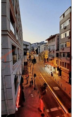 Appartement te koop is gelegen in Beyoglu. Beyoglu is een wijk aan de Europese kant van Istanbul. Het staat bekend om zijn historische architectuur, bruisend nachtleven en gevarieerde culturele scene. Het gebied omvat wijken zoals Taksim, Galata en C...