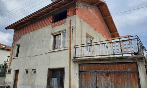 Agenzia SUPRIMMO: ... Presentiamo una casa di tre piani con tetto ristrutturato e un ampio cortile nel villaggio di Dolno Draglishte. Il villaggio si trova a 15 km da Bansko, in mezzo alla natura pittoresca delle pendici meridionali dei Monti Rila e ...