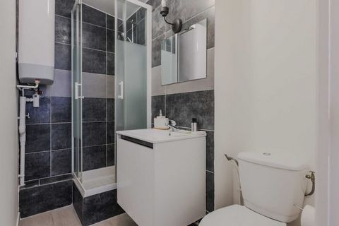 Checkmyguest vous propose cet élégant studio de 15 m² dans le quartier des Épinettes, dans le 17ème arrondissement de Paris. Idéal pour des séjours inoubliables, il est entouré du Square des Batignolles, du Musée de la Vie romantique et de la célèbre...