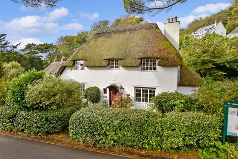 Ce magnifique chalet de quatre chambres a été conçu en 1936 par le célèbre artiste et architecte Mackay Hugh Baillie-Scott. Baille-Scott était réputé pour son style unique « Arts and Crafts » qui a été fortement influencé par la période Tudor, et les...