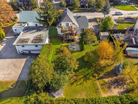 Willkommen in diesem charmanten Haus in Ste-Dorothée, Laval. Der geräumige Flur führt zu einer modernen Küche mit großer Insel und viel Stauraum. Der helle, offene Wohn- und Essbereich mit optionalen Schiebetüren für zusätzliche Privatsphäre ist idea...